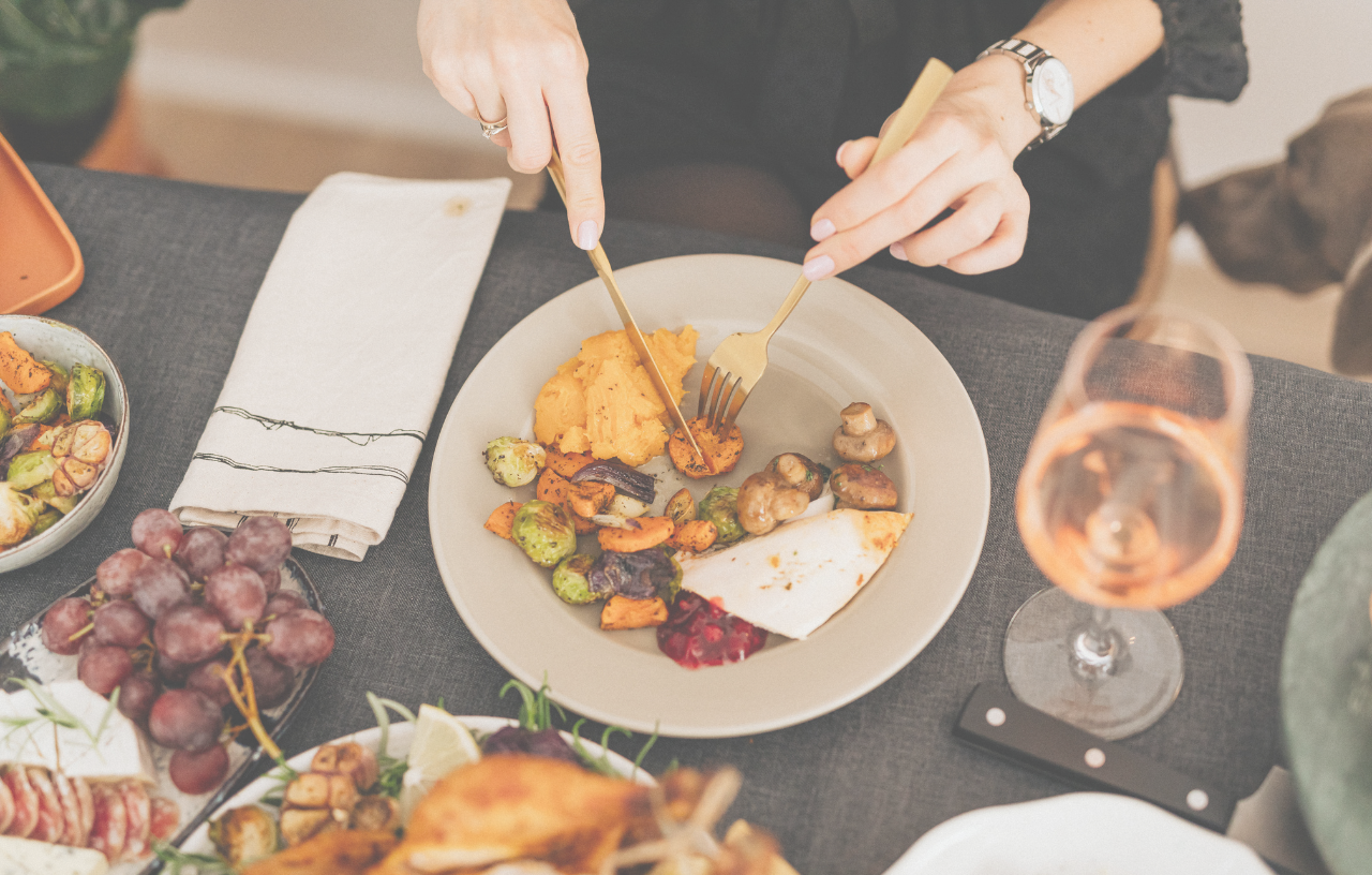 【芸能人のディナーショー】服装を選ぶときのポイント～注意点やマナーについて解説～